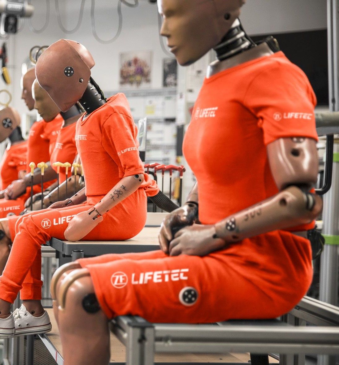 ZF LIFETEC Crash-Test-Dummies in Labor