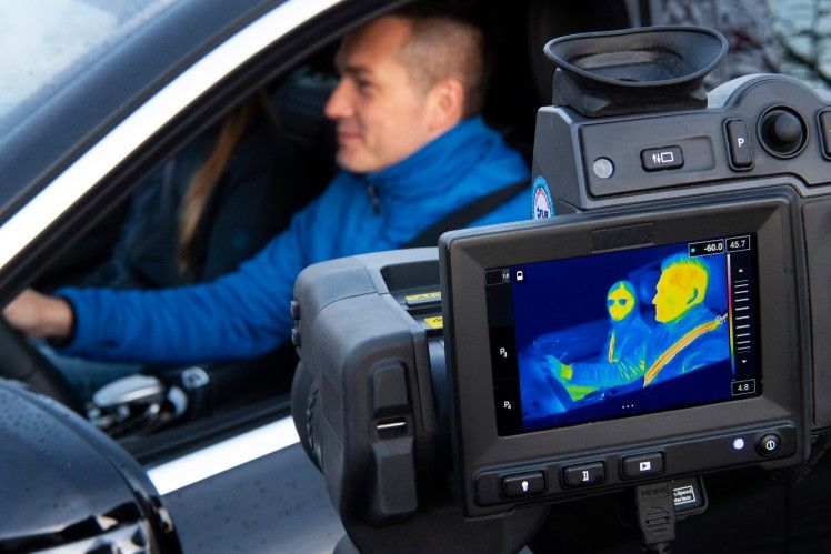 Mann testet Airbag mit Thermokamera