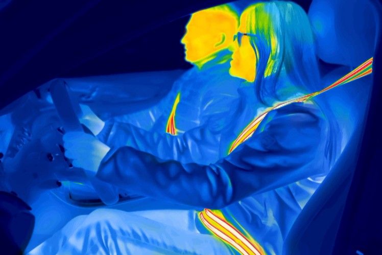 Person im Auto mit Sicherheitsgurt
