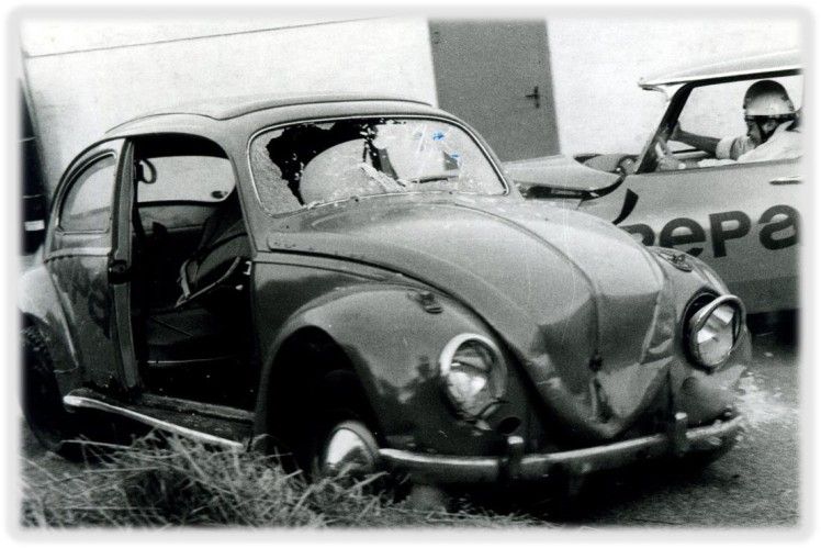 Vintage VW Käfer mit offener Tür und Person im Hintergrund