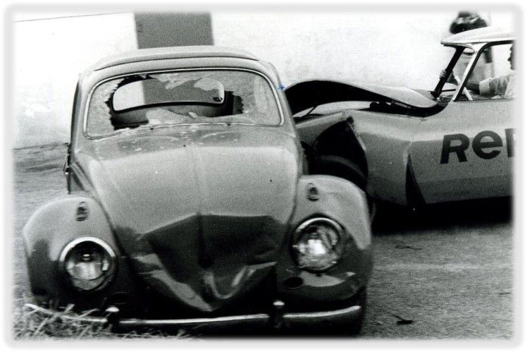 Vintage Volkswagen Bug nach Unfall