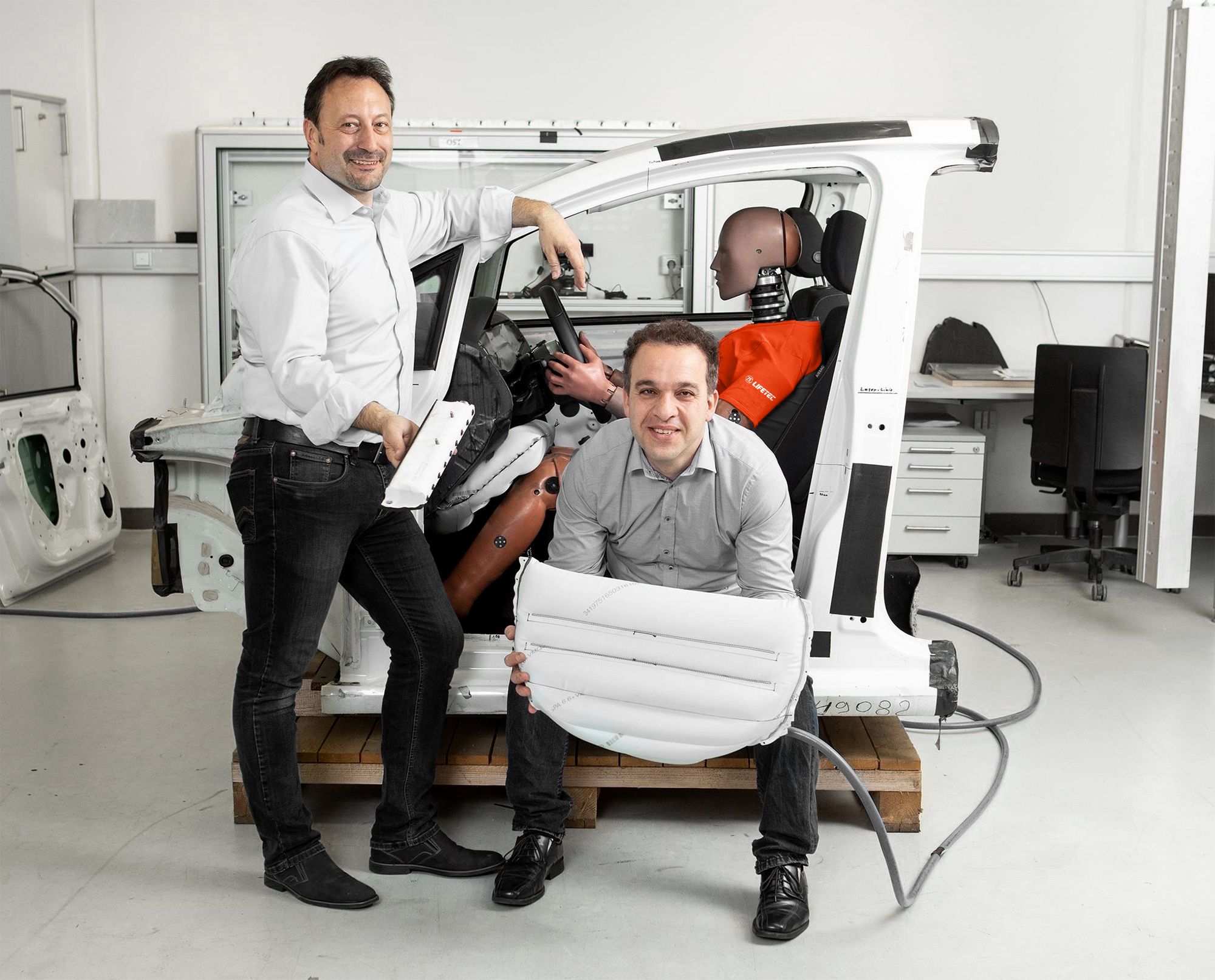 Zwei Männer testen Airbag in Labor, ZF Lifetec
