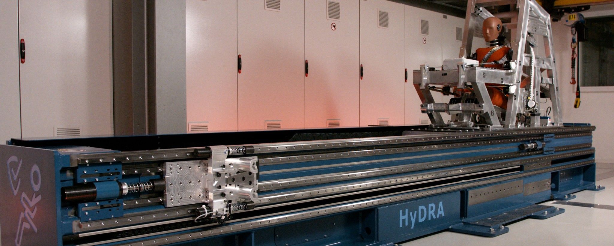 Prüfstand mit Hydra-System und Crash-Test-Dummy