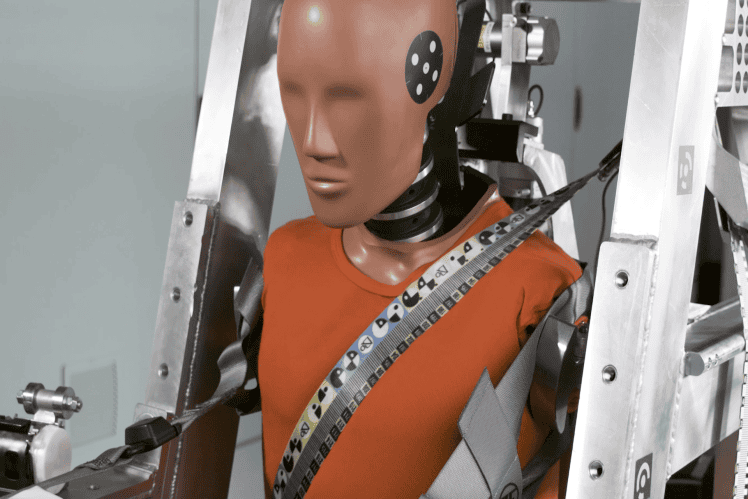Crash-Test-Dummy mit Sicherheitsgurt