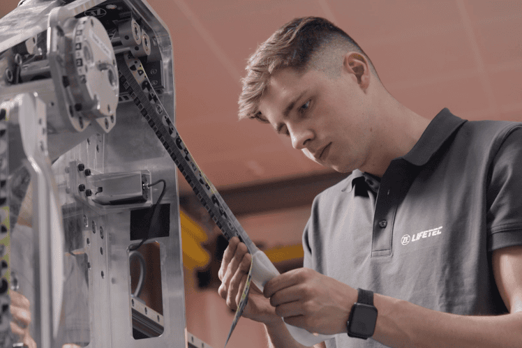 Mitarbeiter von ZF Lifetec arbeitet an einem Airbagmodul