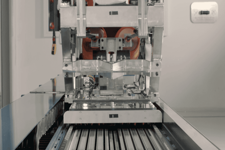 Industrieroboter bei der Montage von Fahrzeugsicherheitssystemen