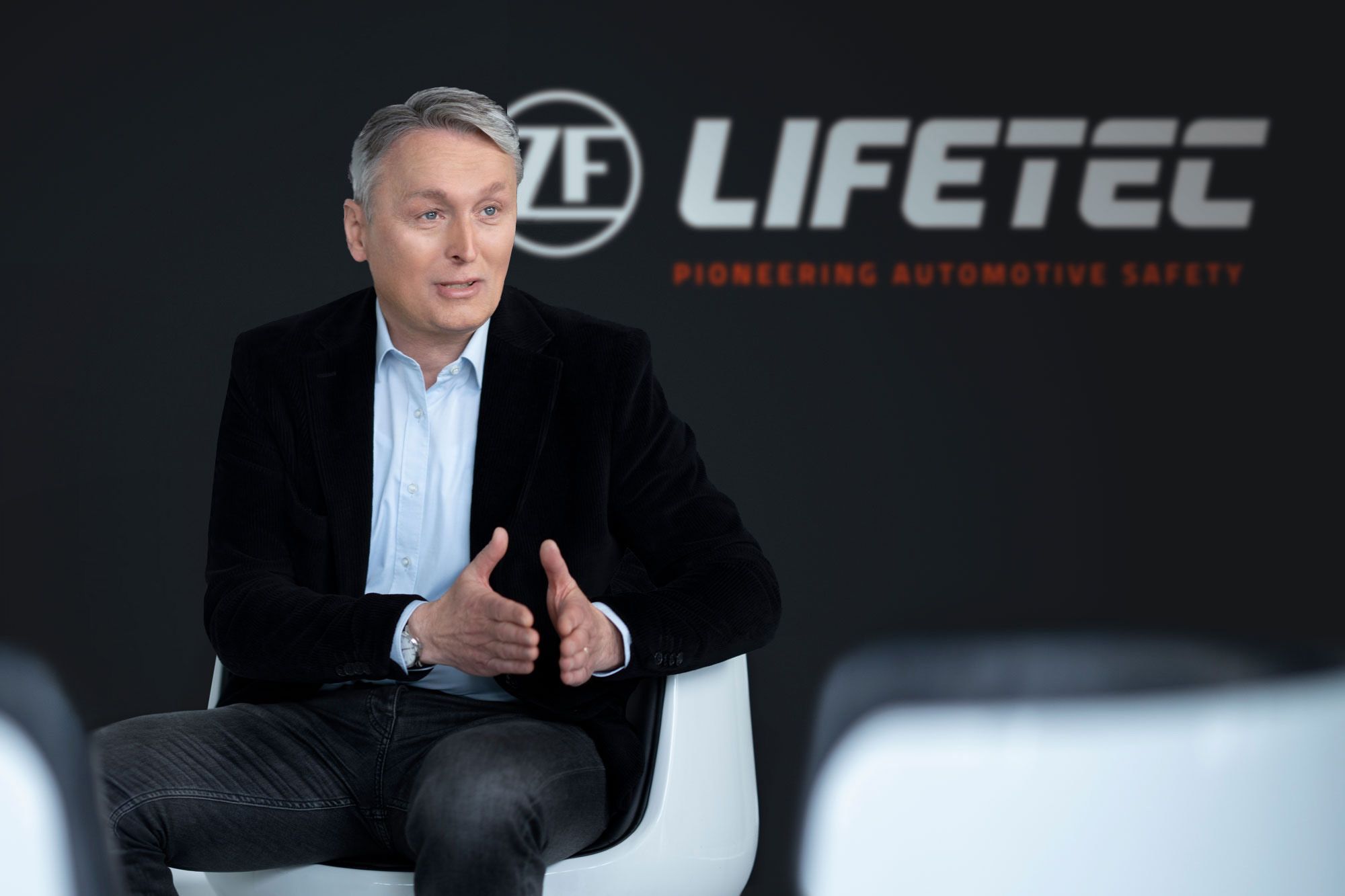 ZF LIFETEC 总经理在黑色背景前讲话