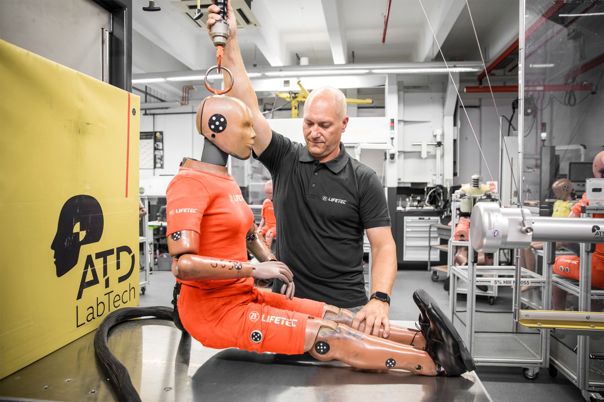 Mitarbeiter justiert Crash-Test-Dummy in ZF Lifetec Fabrik