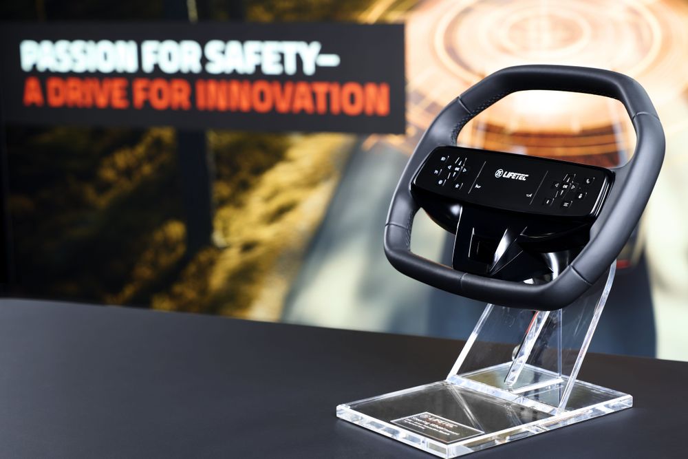Lifetec Lenkrad mit Bedienelementen auf Tisch