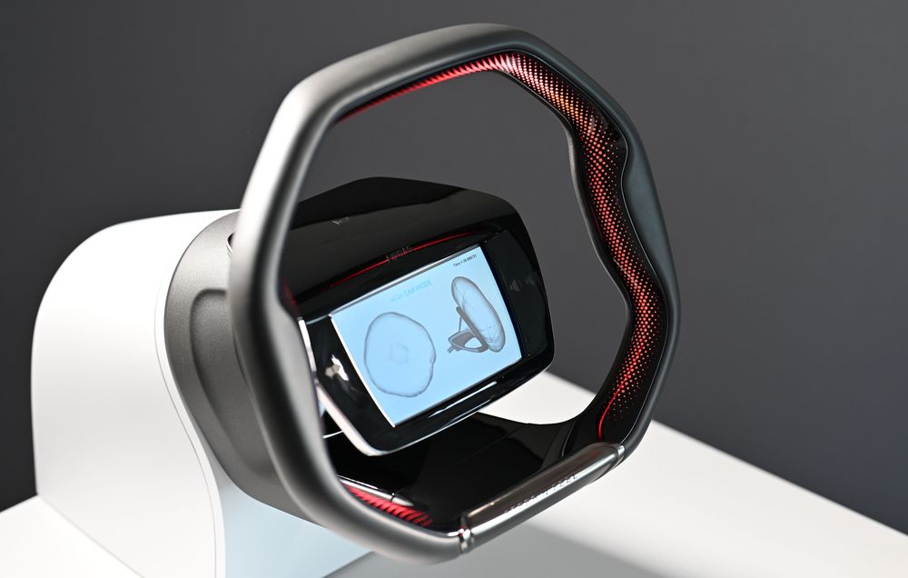 Lenkrad mit integriertem Display und Sicherheitsgurtsymbolik