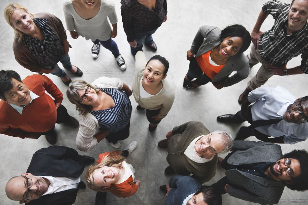Diverse Gruppe von Menschen schaut nach oben