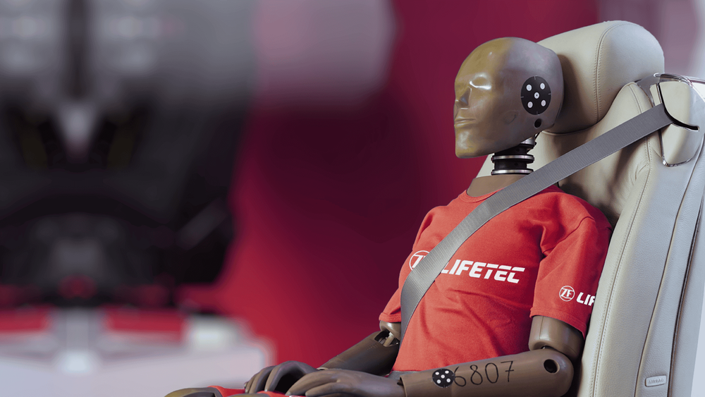 Crash-Test-Dummy mit Sicherheitsgurt und LIFETEC-Shirt