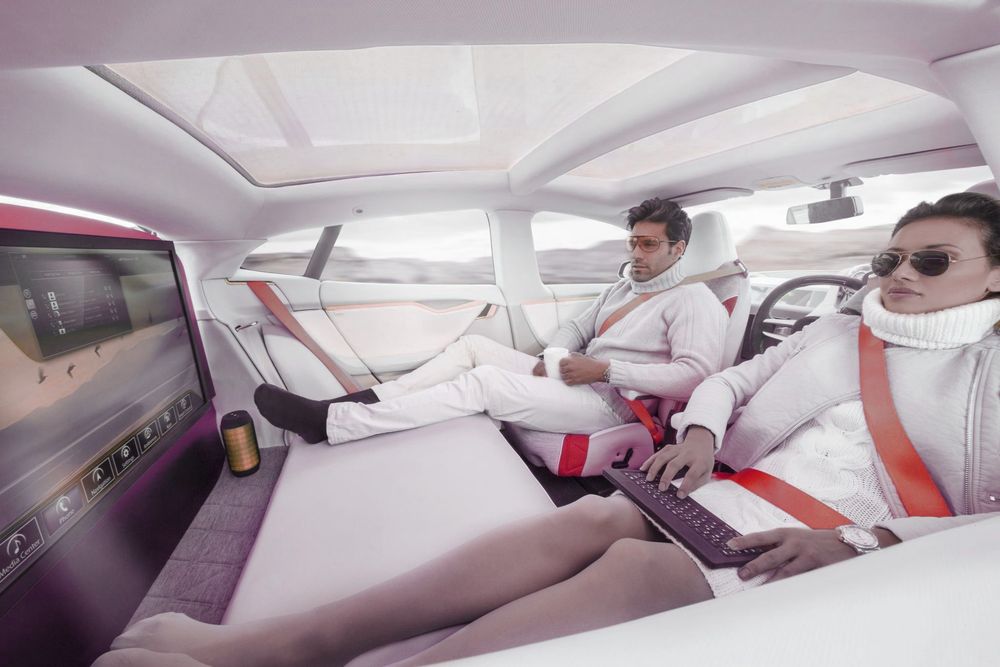 Mann und Frau im futuristischen Auto mit Sicherheitsgurten und Bildschirm