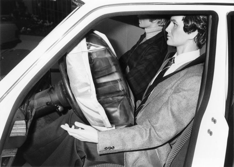 Mann sitzt im Auto und schaut zur Seite