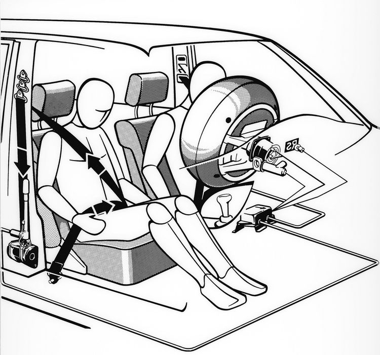 Person sitzt angeschnallt im Auto, Airbag und Sicherheitsgurt aktiviert