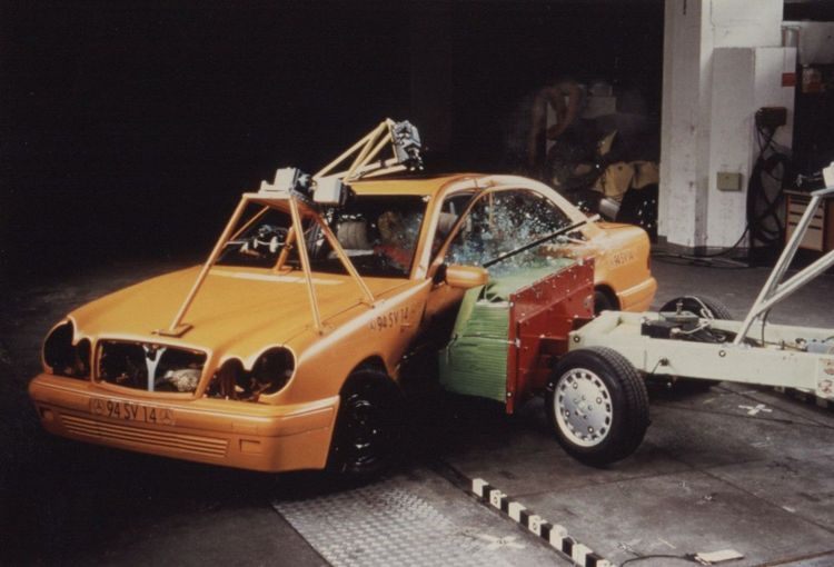 Orange Mercedes-Benz im Crash-Test