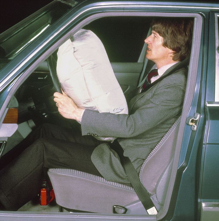 Mann mit Airbag in Auto