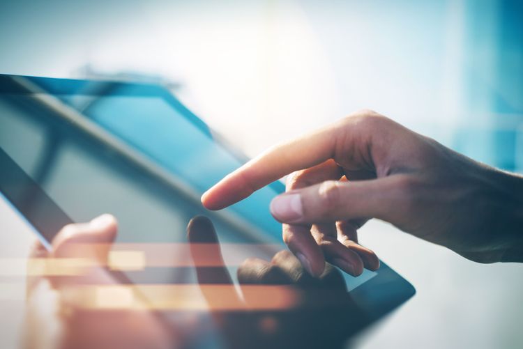 Person nutzt Tablet