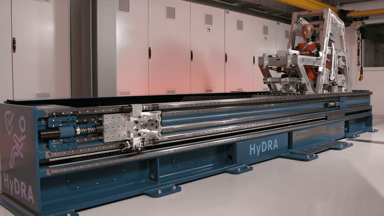 Prüfstand mit Hydra-System und Crash-Test-Dummy