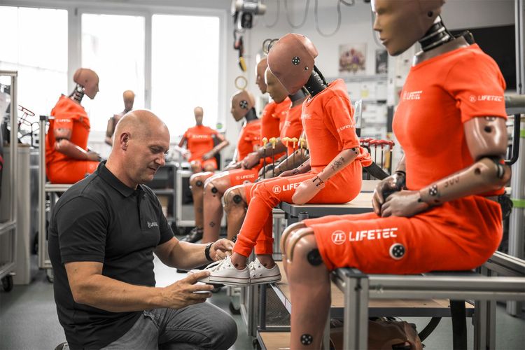 ZF LIFETEC 工程师与汽车安全测试模特互动
