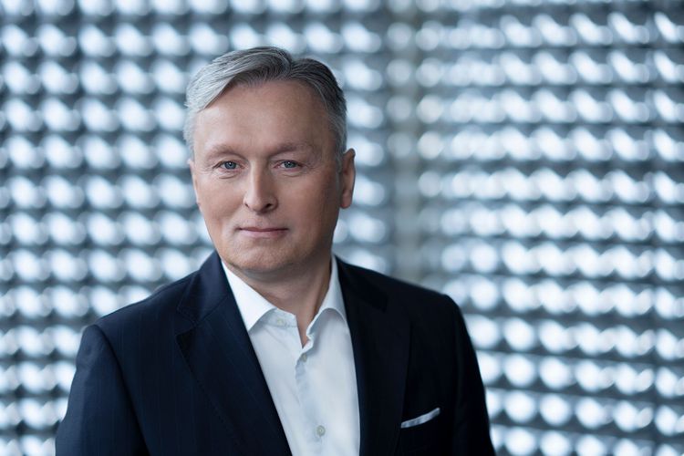 ZF Lifetec Geschäftsführer vor metallischer Wand