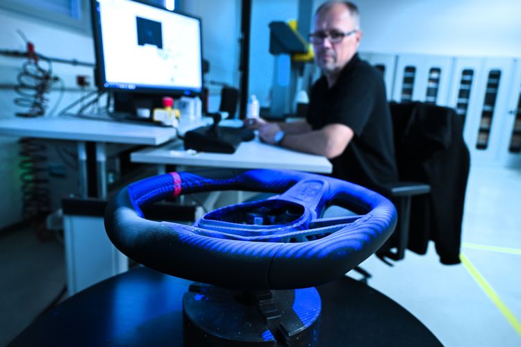 Mitarbeiter prüft Airbagmodul in Labor