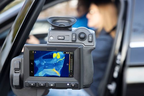 Thermokamera im Auto mit Personenansicht