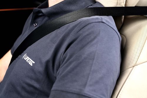 Mitarbeiter mit Sicherheitsgurt und ZF Lifetec-Shirt