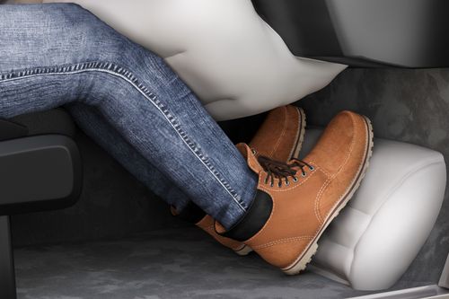 Person im Auto mit Airbag und Sicherheitsgurt