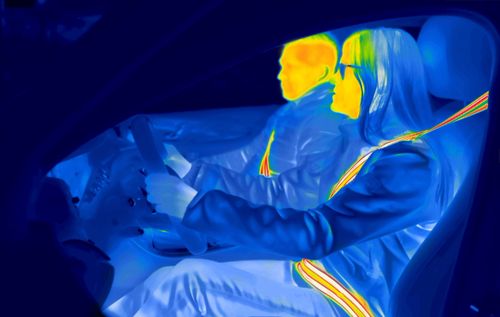 Wärme dort, wo sie am meisten gebraucht wird – der Heat Belt 2.0 spart Energie, erhöht die Reichweite von Elektrofahrzeugen und gibt Wärme gezielt an den Körper ab. Bildnachweis: ZF LIFETEC
