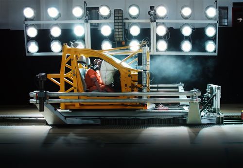 Crash-Test-Anlage mit Airbag und Sicherheitsgurt