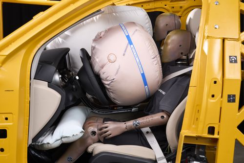 Airbag und Sicherheitsgurt bei einem Crash-Test