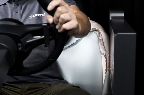 Mann testet Airbag-System von ZF Lifetec