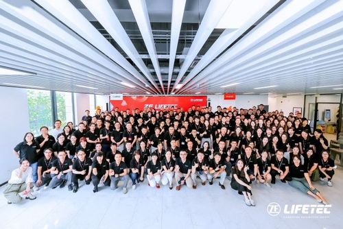 Großes Gruppenfoto der ZF LIFETEC Mitarbeiter im Büro